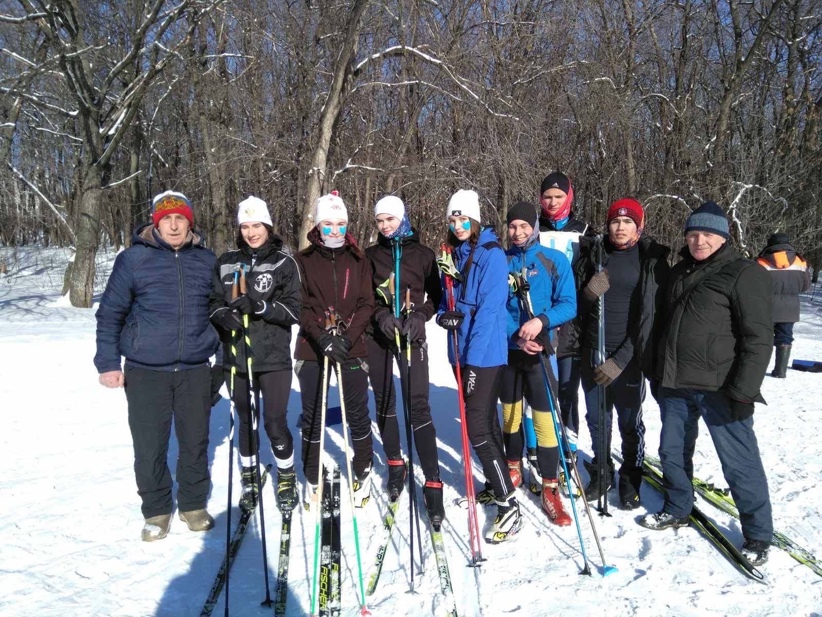Команда лыжников и их тренеры